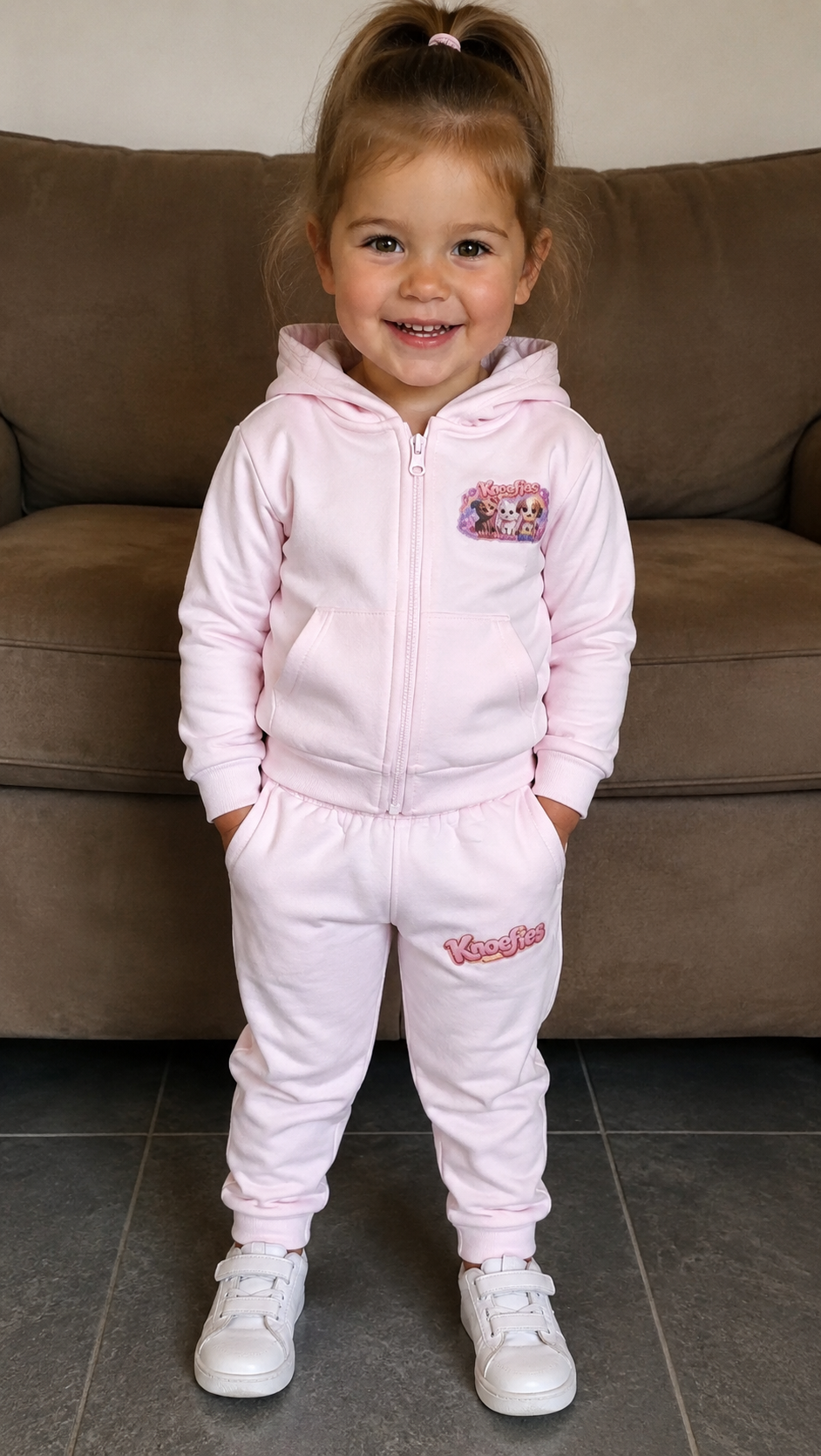 Knoefies kleding meisje-met-roze-trainingspak